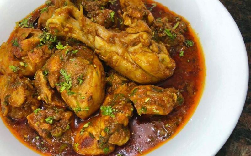 উইকএন্ডে ধাবার স্বাদ এবার বাড়িতেই! দেখে নিন স্পেশ্যাল Chicken Curry Recipe